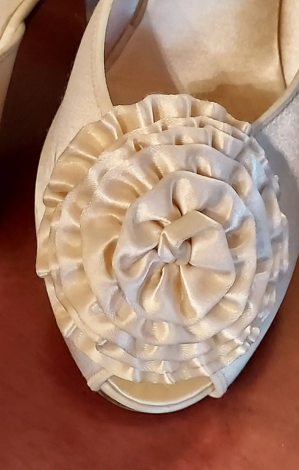 *  VINTAGE DANIEL GREEN IVORY SATIN POM POM HIGH HEEL BEDROOM SLIPPERS MADE IN THE USA