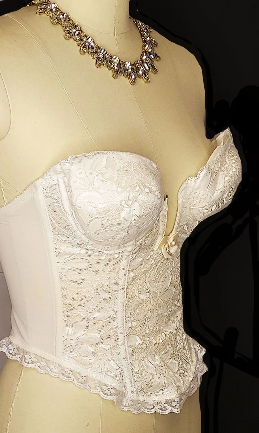 * VINTAGE GLAMOROUS LACE AND LYCRA PLUNGING NECKLINE MERRY WIDOW BUSTIER 34 B