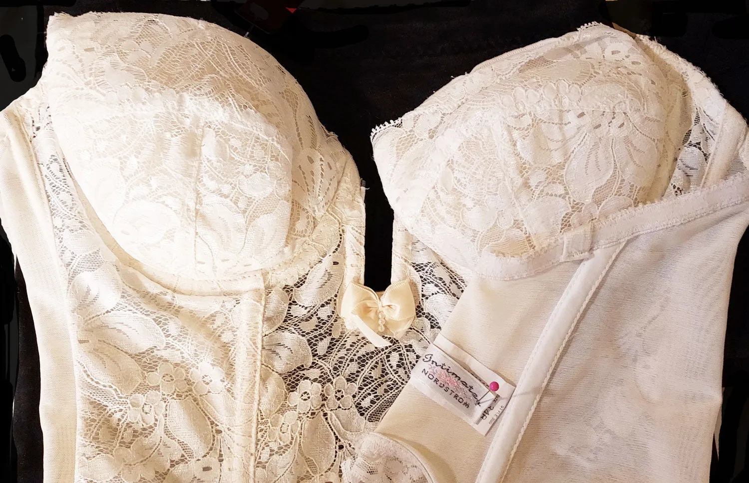 * VINTAGE GLAMOROUS LACE AND LYCRA PLUNGING NECKLINE MERRY WIDOW BUSTIER 34 B