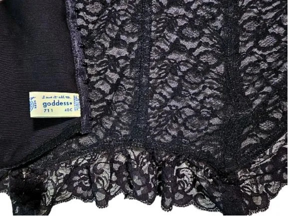 *  VINTAGE NEVER WORN ILLUSION I OWE IT ALL TO THE GODDESS BLACK LACE MERRY WIDOW BUSTIER W METAL GARTERS 40 C
